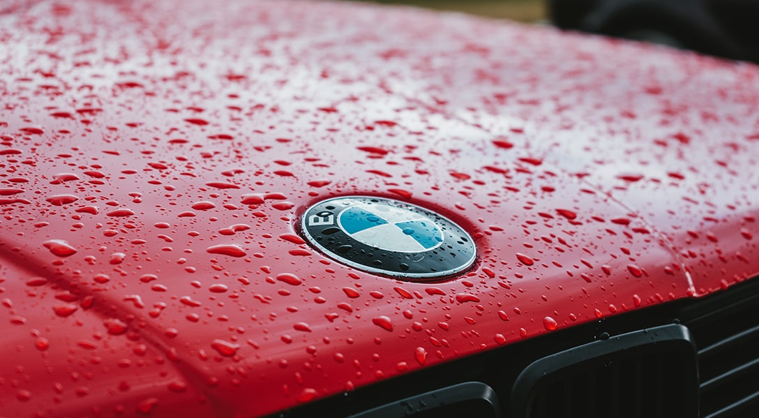 Voiture BMW carrosserie rouge