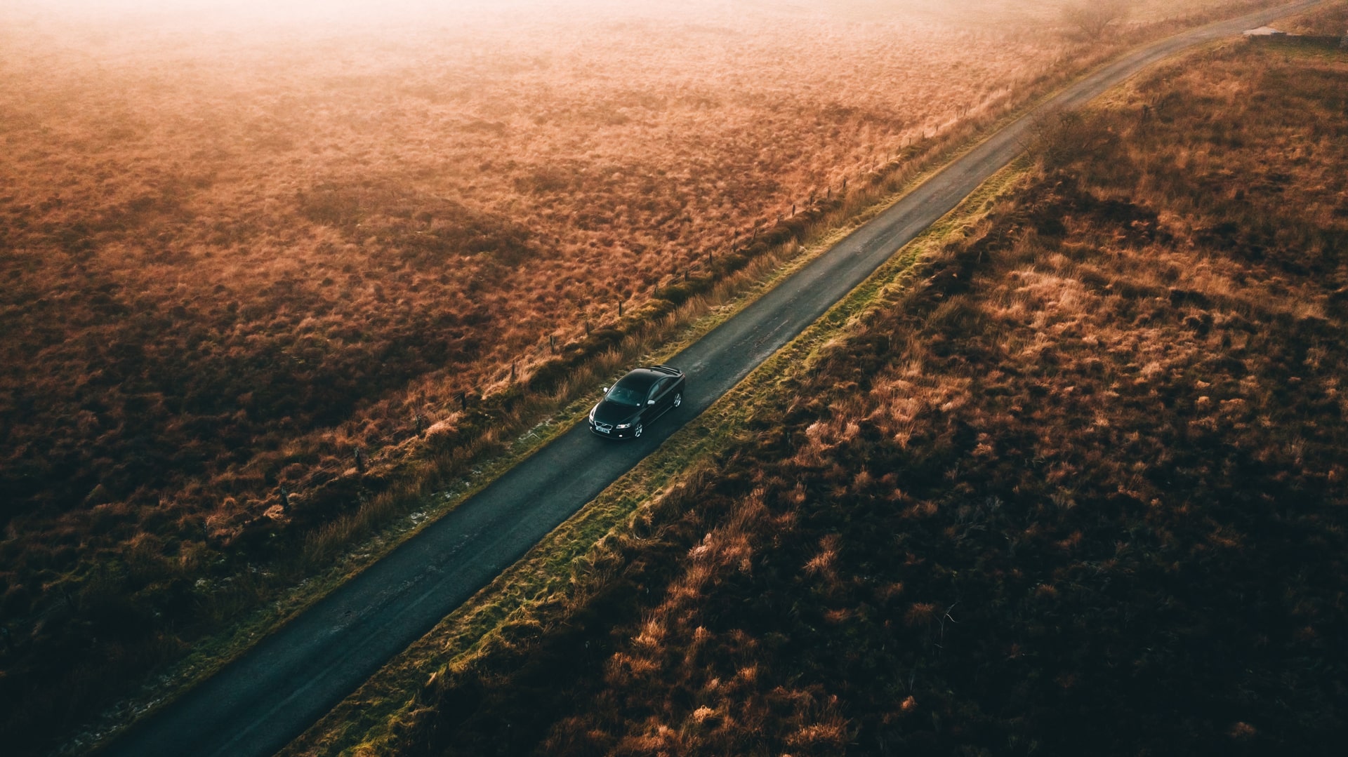 Voiture roule tout droit sur une route